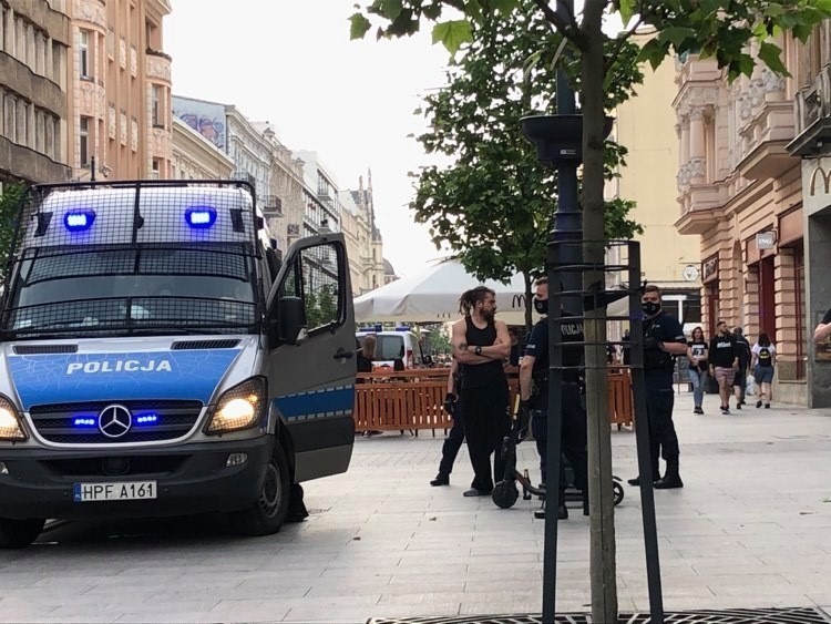 Wyzywał przechodniów na Piotrkowskiej - interweniowała straż miejska i policja ZDJĘCIA