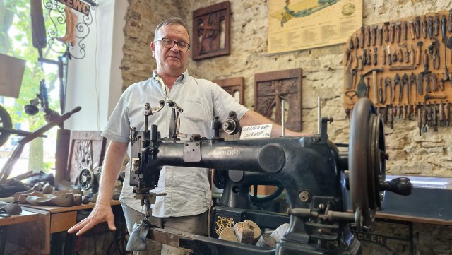 Z każdym z przedmiotów zgromadzonych w mini-muzeum wiąże się odrębna historia.