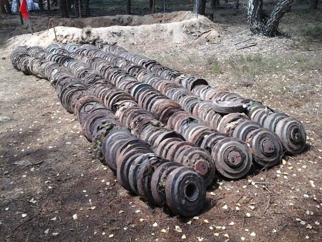 Stos min wydobytych przez saperów