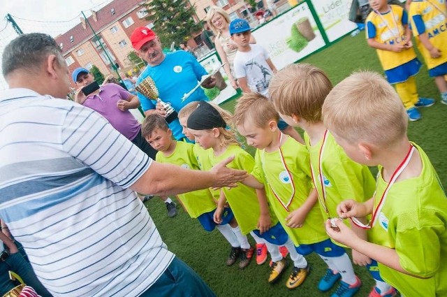 Ponad 50 maluchów wzięło udział w turnieju 6-latków na specjalnym boisku w Strefie Kibica przed ratuszem.Zwyciężyła drużyna Akademii Bałtyku Koszalin. Najmłodsi otrzymali puchary, medale i nagrody indywidualne z rąk Prezydenta Koszalina Piotra Jedlińskiego.Zobacz także Koszalin: Strefa kibica w centrum miasta