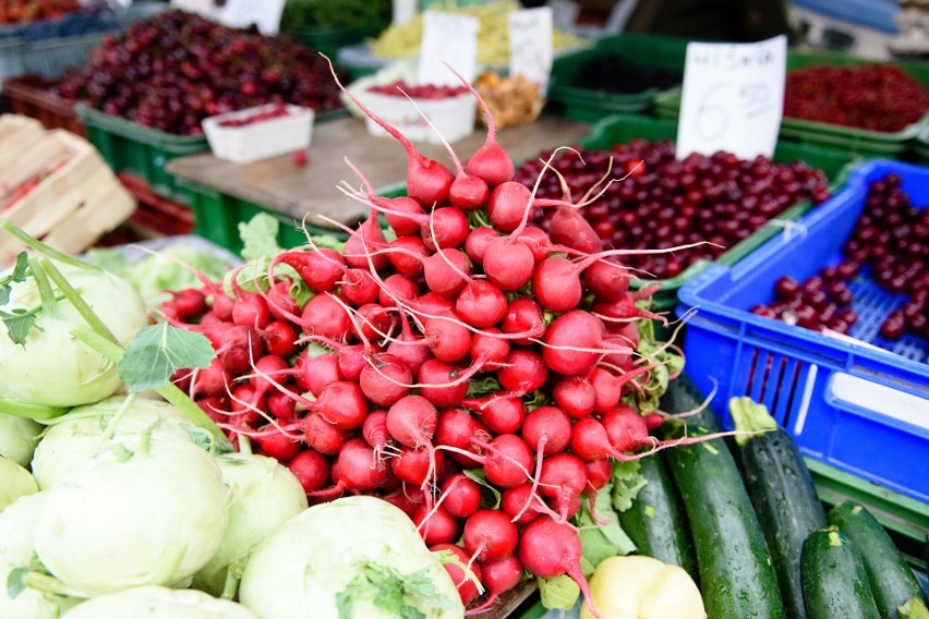 Ile kosztują warzywa i owoce  w Toruniu? Mamy ceny z trzech różnych targowisk