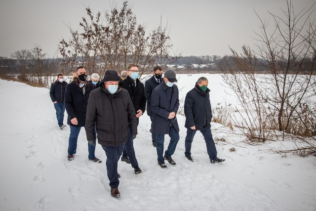 Minister Klimatu i Środowiska Michał Kurtyka odwiedził Świętochłowice oraz rozmawiał z władzami miasta przy stawie Kalina o rozpoczętych pracach dotyczących remediacji.