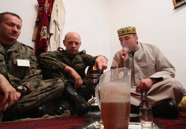 Podczas szkolenia w kieleckim Centrum, żołnierze palą shishę, bo podczas wizyty u afgańskiej rodziny, z pewnością zostaną nią poczęstowani.