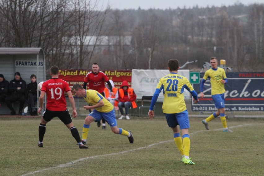 Trzecia liga. Ciekawy mecz w Daleszycach. Spartakus przegrał z Hutnikiem Kraków 0:1 [DUŻO ZDJĘĆ, WIDEO]