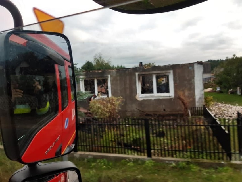 Pożar domu w Obierwi, gm. Lelis, wybuchł 16.10.2020. Czteroosobowa rodzina została bez dachu nad głową. Płynie pomoc dla pogorzelców