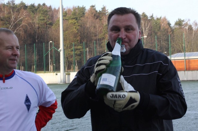 Czesław Michniewicz w poniedziałek zostanie ogłoszony jako nowy selekcjoner reprezentacji Polski. To do tej pory jego najważniejszy kontrakt w karierze. Karierze bogatej, bo 51-latek prowadził kadrę do lat 21 oraz dziesięć klubów - w tym do października Legię Warszawa. Jego najcenniejsze osiągnięcia to tytuł mistrza Polski z Legią i Zagłębiem Lubin, Puchar Polski z Lechem Poznań, udział w młodzieżowym Euro czy gra w fazie grupowej Ligi Europy. Michniewicz ma żonę Grażynę i dwóch synów: Mateusza i Jakuba. Wszyscy od lat związani są z Gdynią. Zobaczcie, jak następca Paulo Sousy zmieniał się na przestrzeni ostatnich lat.