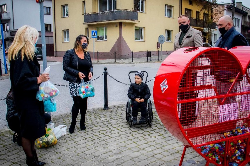 Na rynku w Jedlińsku stanęło serce na nakrętki. Chcą pomóc choremu Krzysiowi