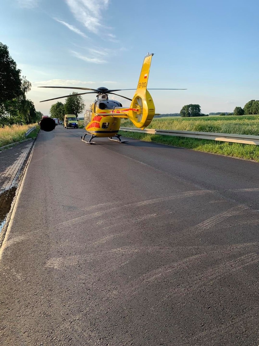 Wypadek na trasie Ostrołęka-Ostrów Mazowiecka. Auto zderzyło się z motorowerem. 26.06.2021