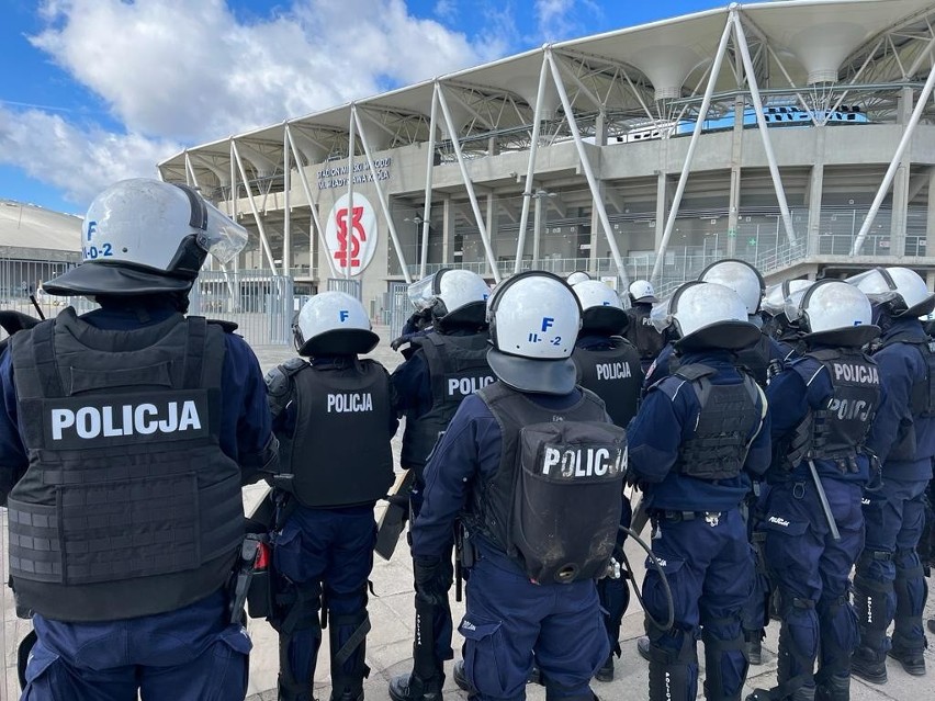 Policjanci na koniach i z psami na stadionie ŁKS przy alei Unii! Dlaczego zmobilizowani tak duże siły? Zobaczcie zdjęcia