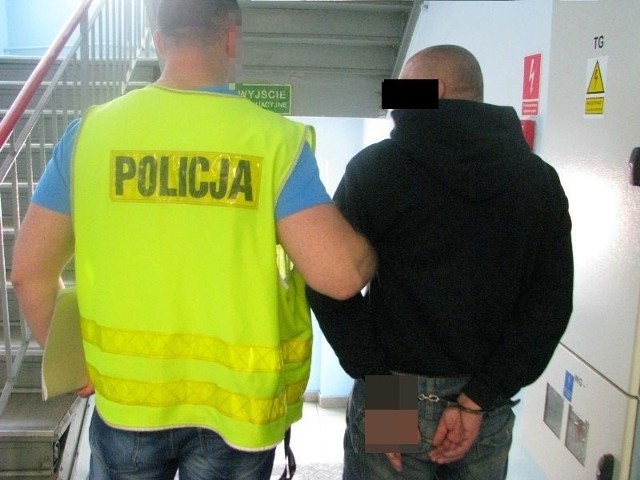 Kryminalni z Kietrza ustalili, że 45-letni mieszkaniec powiatu głubczyckiego w swoim mieszkaniu może posiadać "koktajle mołotowa&#8221; oraz kanistry z łatwopalną cieczą. 