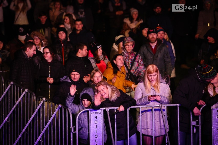 Sylwester w Szczecinie: Kolorowe fajerwerki rozbłysły nad miastem. Powitaliśmy Nowy Rok [ZDJĘCIA, WIDEO]