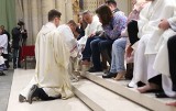 Arcybiskup Grzegorz Ryś w Wielki Czwartek obmył nogi wszystkim chętnym również kobietom