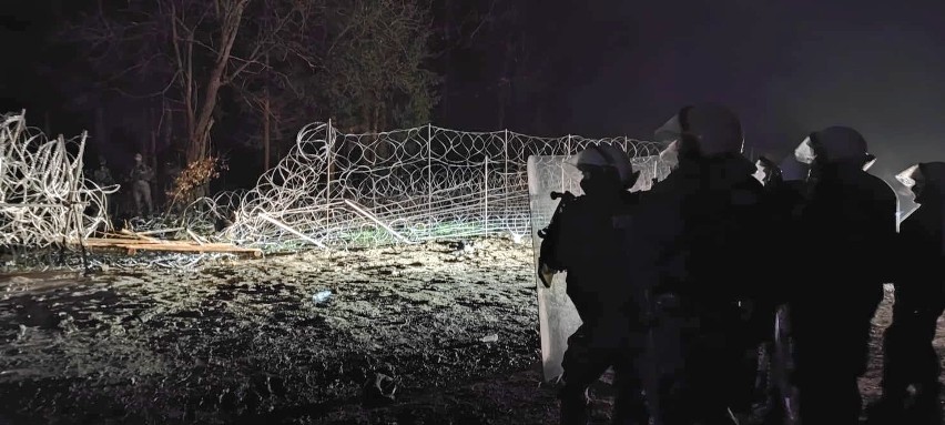 Kolejne próby sforsowania granicy. W okolicy Dubicz Cerkiewnych i Mielnika w żołnierzy leciały kamienie i petardy. Jedna osoba ranna