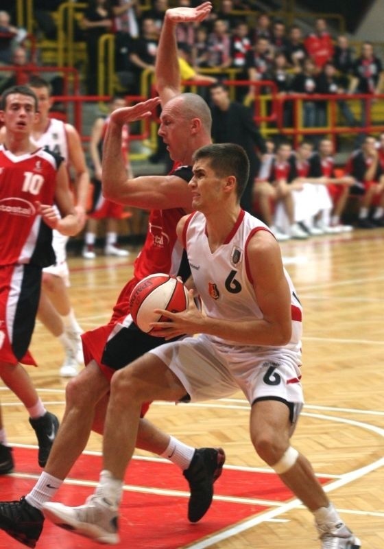 Jacek Jarecki (z piłką) ponownie powinien zagrać w zespole koszykarzy Stali Stalowa Wola po upłynięciu dwóch tygodni.