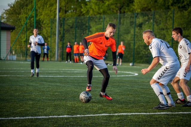 Rozgrywki słupskiej Extraligi powoli wkraczają w decydującą fazę. Do zakończenia zmagań pozostały już tylko 3 kolejki. Na czele grupy mistrzowskiej wciąż ubiegłoroczni mistrzowie.