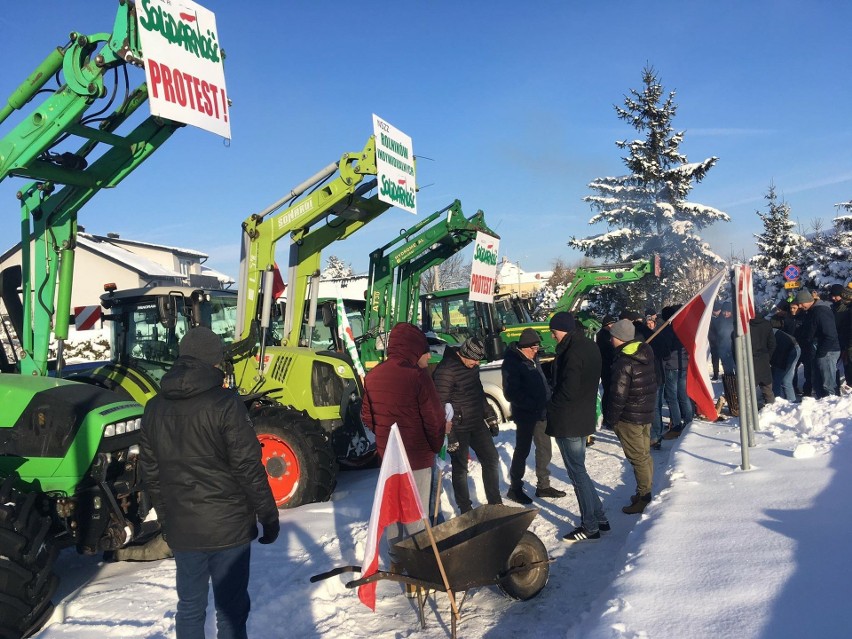 Wielki protest rolników na rondzie w Nagłowicach. Swoje przybycie deklarują setki rolników z całego regionu