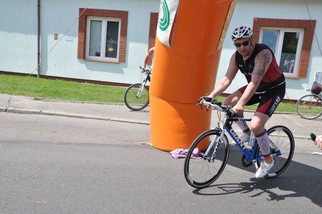 Tomasz Karolak rusza na trasę rowerową szczecineckiego triathlonu.