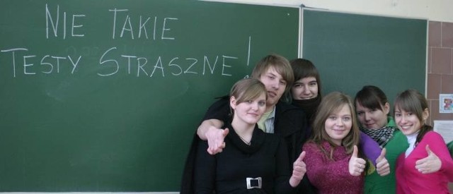 Uczniowie z gimnazjum nr 2 w Barlinku przyznają, że pytania na próbnym egzaminie nie były łatwe. - Mimo wszystko daliśmy sobie z nimi jakoś radę - mówią.