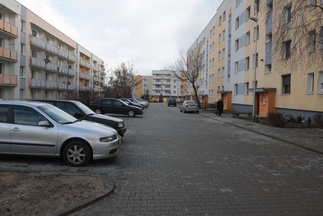 Nowe oświetlenie, chodniki, droga dojazdowa oraz parkingi są już gotowe przed blokiem przy ulicy Pieśni 1.