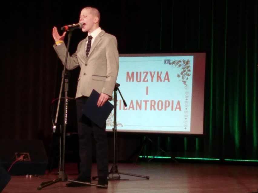 Wzruszający występ Piotra Pluty podczas koncertu "Muzyka i filantropia" w Centrum Kultury w Jędrzejowie  (DUŻO ZDJĘĆ)