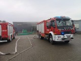 Pożar w zakładzie produkcyjnym w Karnieszewicach. Jedna osoba poszkodowana