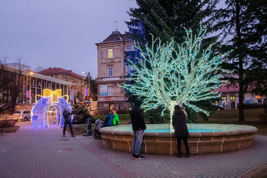 Tarnowskie ulice przyozdobione świątecznymi iluminacjami [ZDJĘCIA]