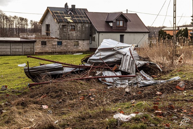 Dziesiątki uszkodzonych i zerwanych dachów, połamane drzewa i zerwane linie energetyczne - to skutki przejścia przez powiat pleszewski orkanu Dudley. Najbardziej w starciu z wichurą ucierpiała Dobrzyca, gdzie uszkodzonych jest około 50 budynków. Ogrom zniszczeń, jakie dokonała wichura w Dobrzyca ukazują zdjęcia Jacka Piotrowskiego.Zobacz przerażające skutki wichury w Dobrzycy --->>>