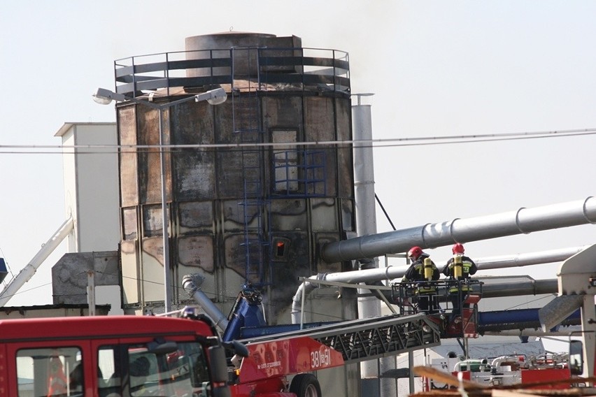 Tarnobrzeg. Silos z trocinami w ogniu!...