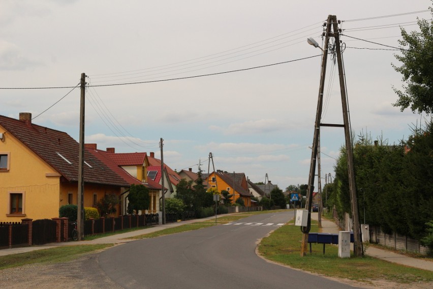 Latem to przystanki donikąd. Na wsi pięknie, tylko wyjechać z niej trudno 