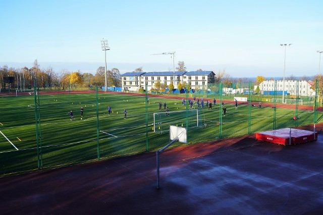 W trakcie spotkania w COS Cetniewo na nowym boisku odbywał się trening pierwszej drużyny Arki Gdynia.