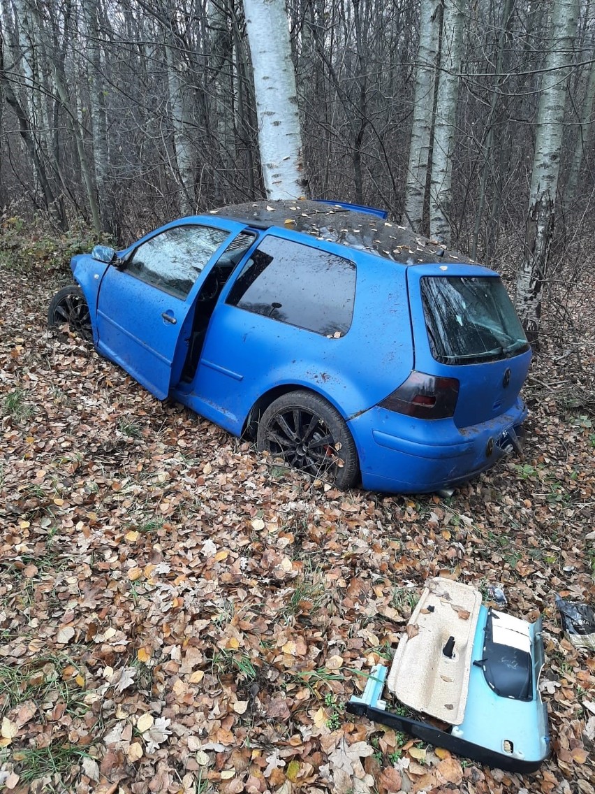 Volkswagen golf wypadł z drogi i uderzyl w drzewo w Laskówce...
