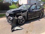 Knyszyn. Zderzenie BMW i renault na skrzyżowaniu. Jedna osoba trafiła do szpitala