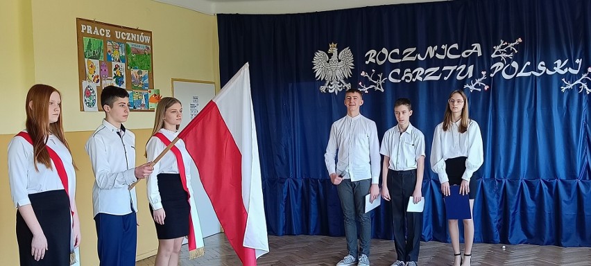 W Mydłowie uczczono rocznicę Chrztu Polski. Uczniowie przygotowali piękną akademię