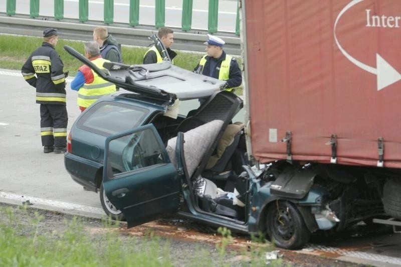 Wypadek na autostradzie A4. Ford uderzył w ciężarówkę. Trzy osoby ranne (ZDJĘCIA)