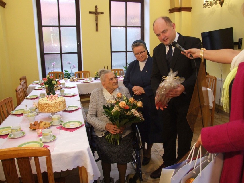 Marszałek Piotr Całbecki ponownie odwiedził Elżbietę Rogalę,...