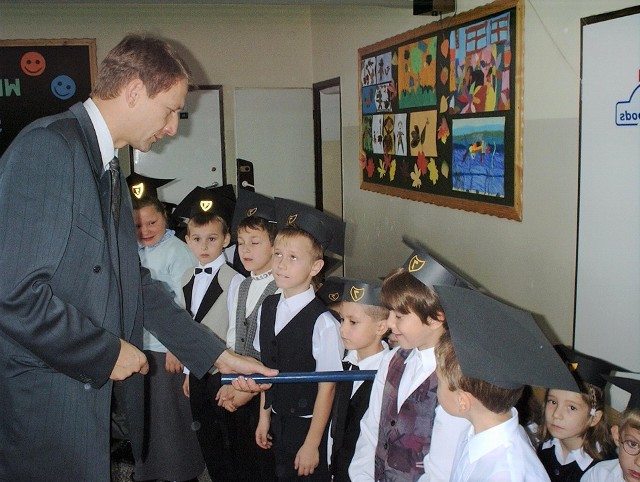 Uroczystości pasowania na ucznia w szkołach podstawowych na terenie miast i gmin świebodzińskich i sulechowskich w 2001 roku