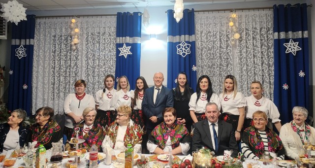 16 grudnia, w piątek w spotkaniu wigilijnym zorganizowanym przez Koło Gospodyń Wiejskich Jasieniec wzięli udział członkowie koła oraz zaproszeni goście, w tym władze gminy Słupia