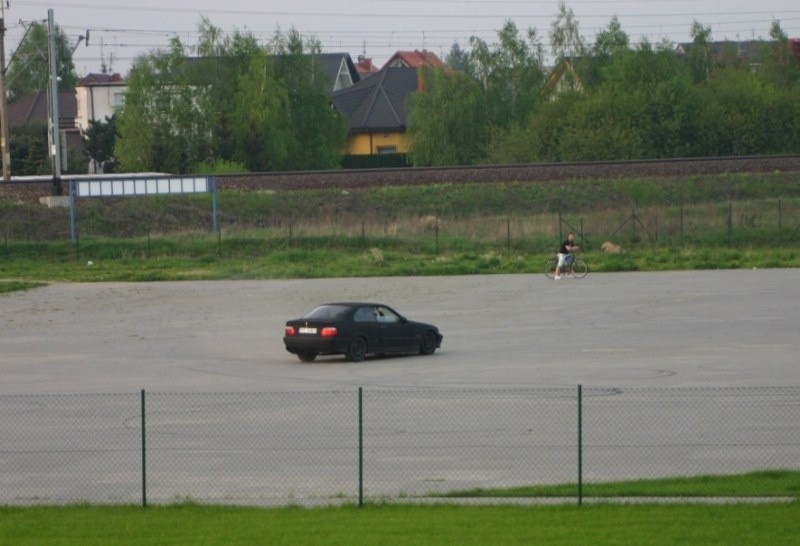 - Na plac przy osiedlu Zielarskim, po którym dzieci jeżdżą...