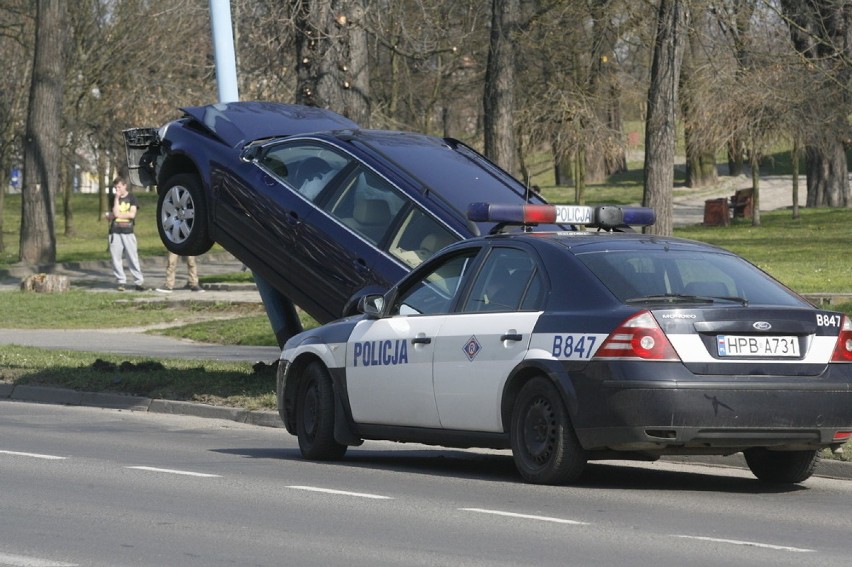 Parkowanie w pionie? Volkswagen zatrzymał się na latarni (ZDJĘCIA)