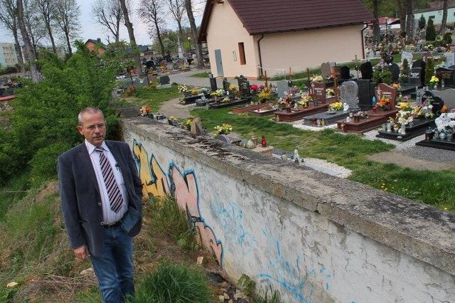 - By połączyć obie działki, wyburzymy mur i podniesiemy teren o 40 centymetrów - mówi Władysław Wojtkiewicz z urzędu w Krapkowicach.