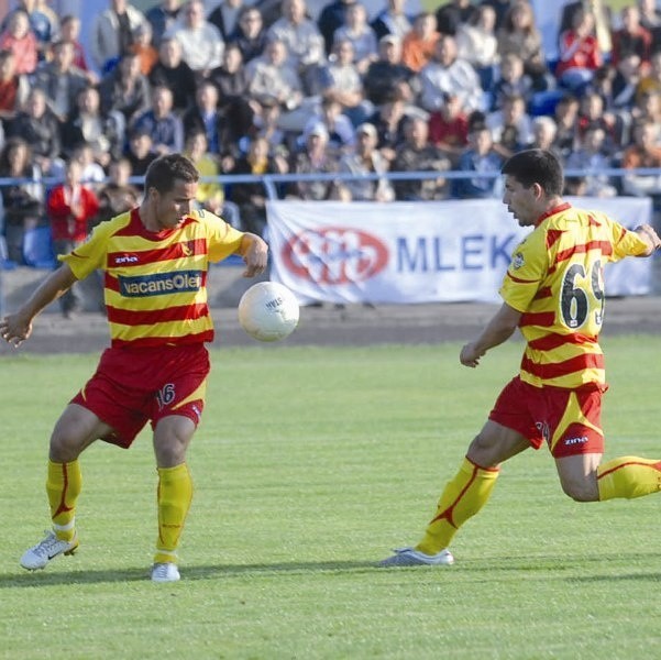 Bartłomiej Niedziela (z lewej)strzelił na boisku Freskovity gola dającego Jagiellonii awans do drugiej rundy Pucharu Polski