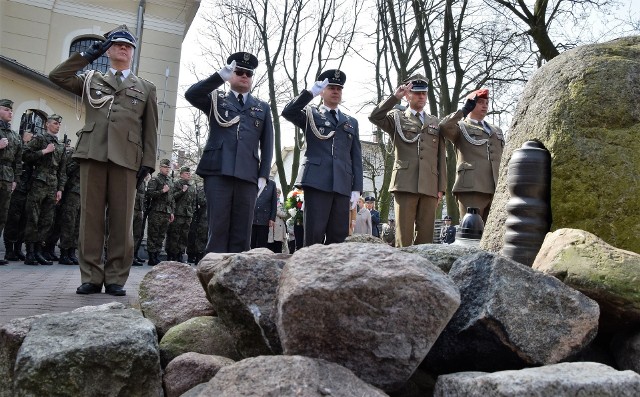 Inowrocławianie uczcili  pamięć ofiar Zbrodni Katyńskiej i  katastrofy smoleńskiej. Uroczystość  odbyła się w kościele garnizonowym  pw. św. Barbary i św. Maurycego, gdzie odprawiona została msza święta w intencji Ojczyzny. Następnie jej uczestnicy przeszli pod  znajdujący się obok świątyni Dąb Pamięci, gdzie z okolicznościowym przemówieniem wystąpił prezydent Ryszard Brejza. Odczytano apel pamięci, a kompania honorowa wojska oddała trzy salwy. Pod głazem upamiętniający zasadzenie Dębu Pamięci i ofiary katyńskie oraz smoleńskie delegacje złożyły kwiaty.