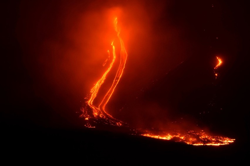 Włochy: Wulkan Etna budzi się ze snu [ZDJĘCIA, WIDEO] Niebezpieczna erupcja? Kłęby dymu i popiołu nad Sycylią, lotnisko w Katanii zamknięte