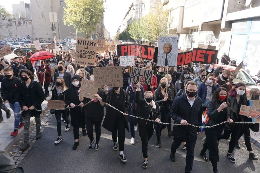 Protest kobiet w Łodzi. [28.10.2020] Dziś wiele kobiet nie poszło do pracy. Kilkanaście tysięcy osób manifestowało dziś w Łodzi! ZDJĘCIA