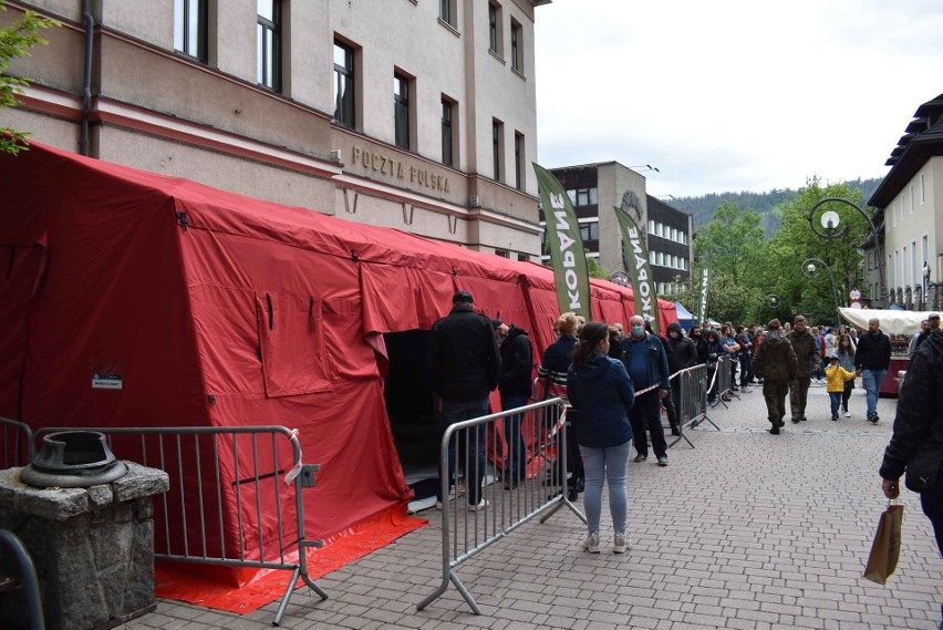 Zakopane. Drugi dzień szczepień na Krupówkach. Wojewoda: w Małopolsce podano już ponad 2 mln dawek