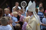 Nowy Sącz.  Msza odpustowa dla dzieci i szczególne błogosławieństwo biskupa Mirosława Gucwy [ZDJĘCIA]