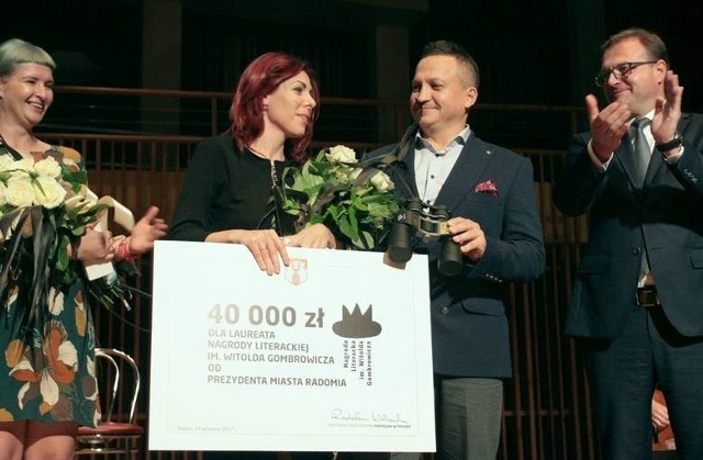 Laureatką II Nagrody imienia Gombrowicza została Anna Cieplak za powieść "Ma być czysto". Obok Jarosław Krzyżanowski, mecenas Nagrody  i prezydent Radosław Witkowski.