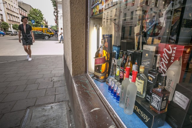 Toruńscy policjanci kontrolują punkty sprzedaży alkoholu. Funkcjonariusze dbają m.in. o przestrzeganie zakazu sprzedaży napojów alkoholowych i tytoniu nieletnim.