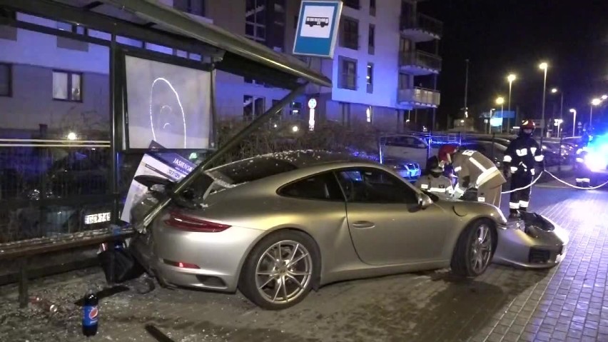 Kierowca porsche, który w Gdańsku uderzył w przystanek z pasażerami, sam zgłosił się na policję. Do wypadku doszło w sobotę 18.01.2020 