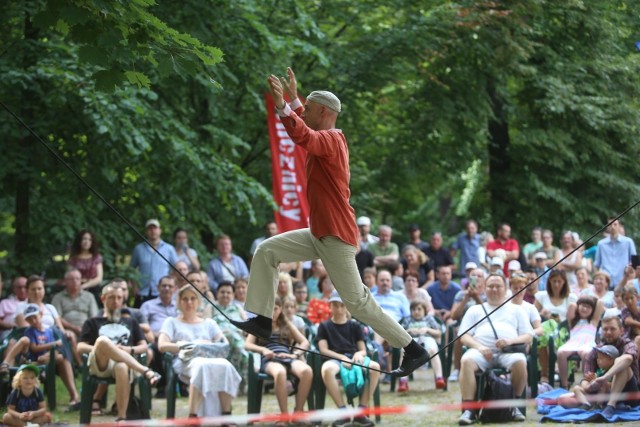 Stefano di Renzo, włoski artysta, ze spektaklem balansowania na linie w Parku Chopina w Gliwicach
